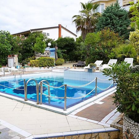 Villa Latina With 6 Apartments And A Shared Pool Вир Екстер'єр фото