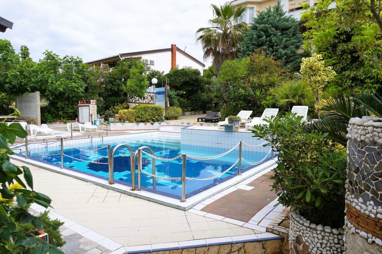 Villa Latina With 6 Apartments And A Shared Pool Вир Екстер'єр фото