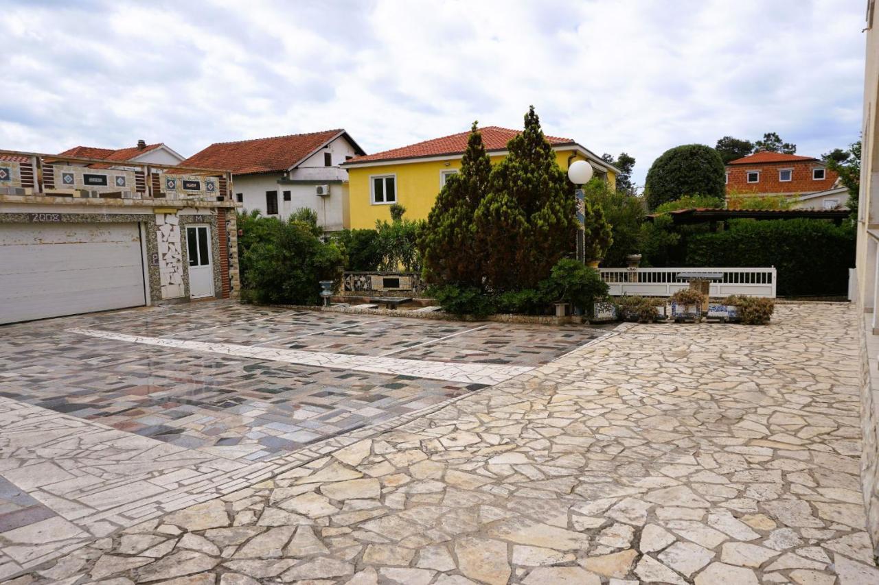 Villa Latina With 6 Apartments And A Shared Pool Вир Екстер'єр фото