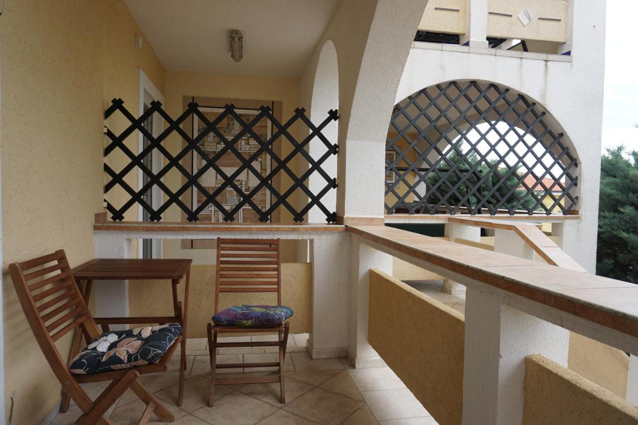 Villa Latina With 6 Apartments And A Shared Pool Вир Екстер'єр фото