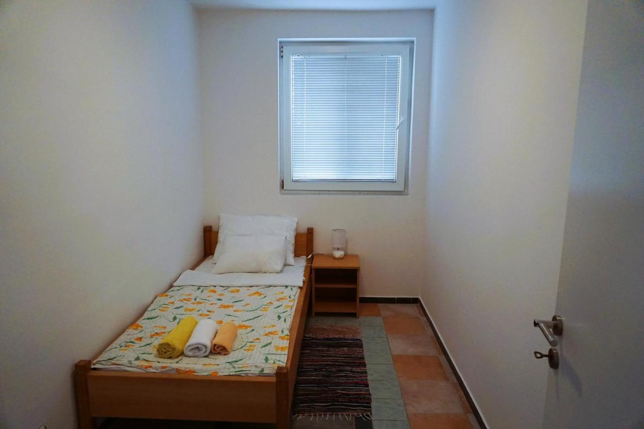 Villa Latina With 6 Apartments And A Shared Pool Вир Екстер'єр фото