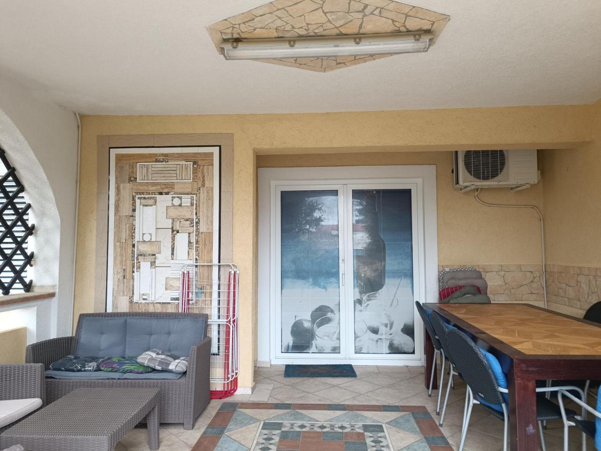 Villa Latina With 6 Apartments And A Shared Pool Вир Екстер'єр фото